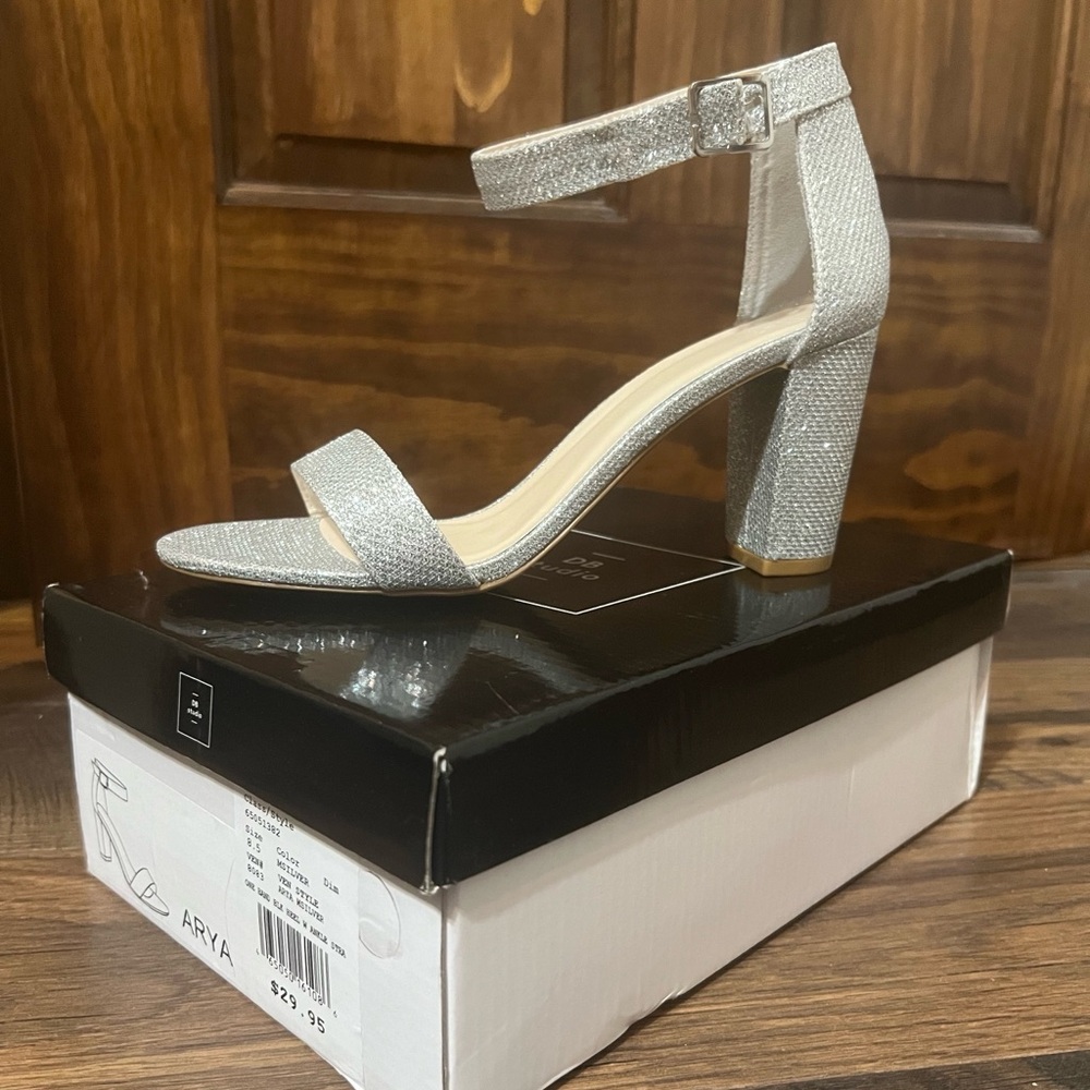 New in box Sz 8.5 Heel